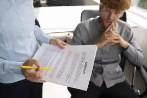 Propietario explicando cómo rescindir un contrato de alquiler a su inquilino

