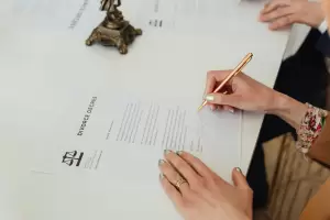 "Cliente firmando el documento de divorcio de mutuo acuerdo