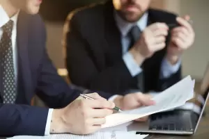 Colaboración entre socios revisando aspectos fiscales de una ESPJ en la oficina 