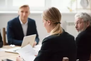 Equipo de trabajo discutiendo aspectos legales y fiscales de comunidades de bienes y sociedades civiles. 