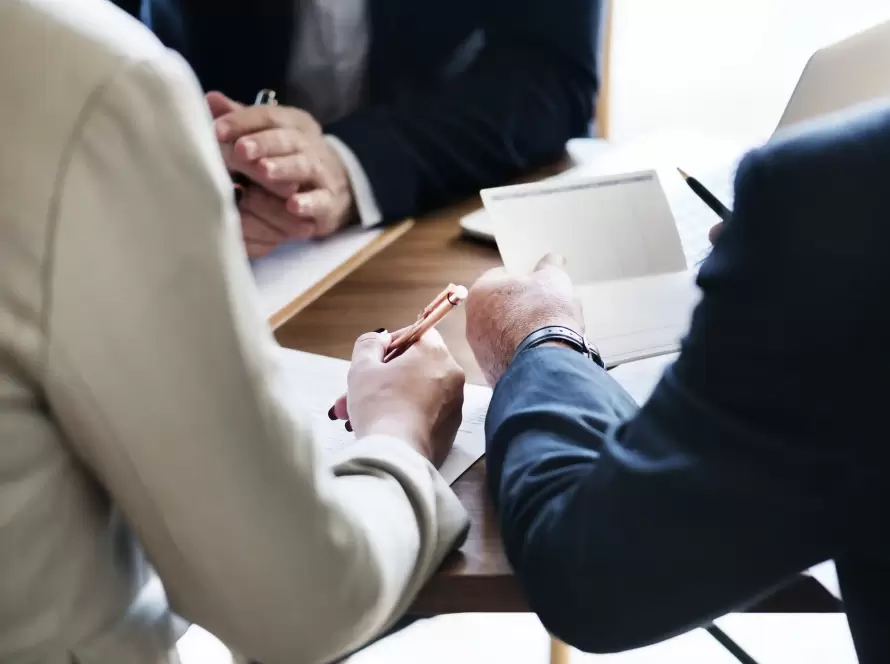 Profesionales revisando documentación sobre entidades sin personalidad jurídica en una oficina