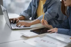 Asesores fiscales trabajando en la optimización de plazos fiscales y legales para empresas