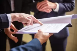 Abogados revisan documentos legales. Un equipo experto en derecho inmobiliario es clave para reclamar una indemnización por humedades.