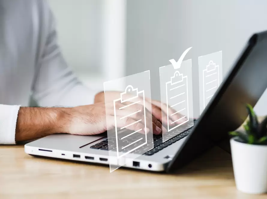 Hombre gestionando trámites para el Certificado Digital en su portátil