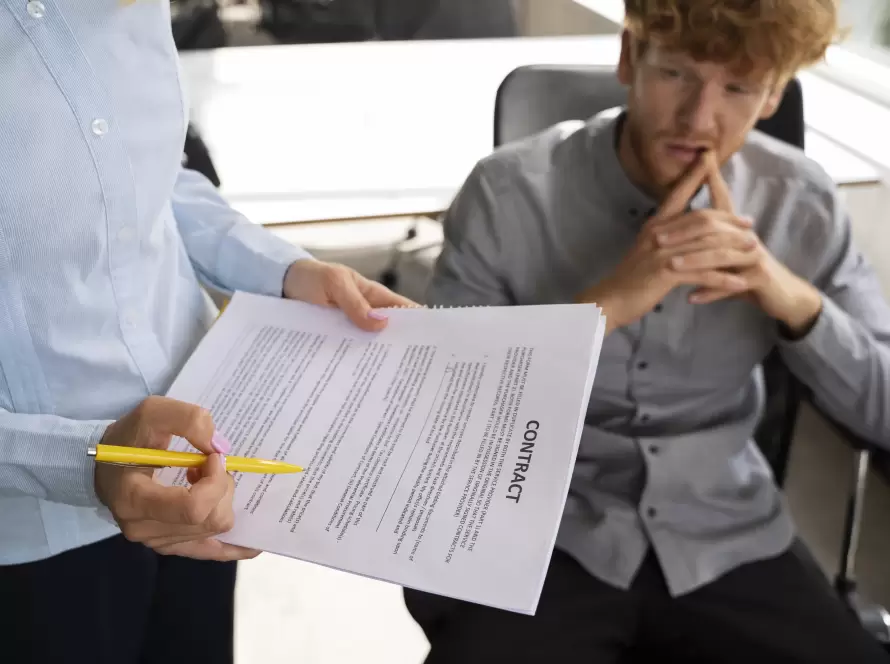 A Benavides Asociados lawyer explaining the process of terminating an indefinite contract in Spain to a client