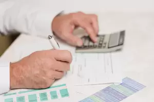 Un especialista de Benavides Asociados calculando el impuesto de transmisiones patrimoniales en Cataluña para una compraventa o herencia.