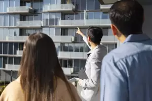 Abogados especializados de Benavides Asociados planificando estrategias de inversión y fiscalidad inmobiliaria para una sociedad patrimonial en España.