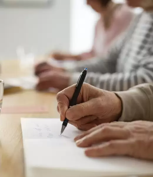 Cliente firmando los documentos de la herencia con la asistencia de los abogados de Benavides Asociados en Palma de Mallorca.